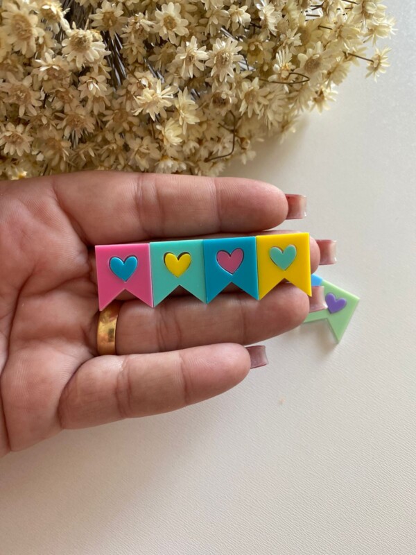 Hair Clip Bandeirinha com Coração - 6,5cm - Imagem 3