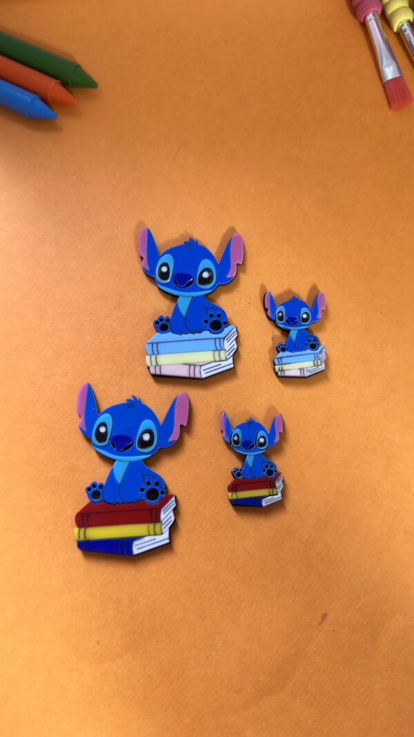 Stitch Livro Sentado Escolar  - 2025 - Imagem 1