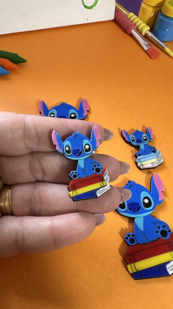 Stitch Livro Sentado Escolar  - 2025 - Imagem 3