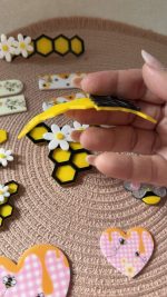 Aplique para Tiara Colmeia com abelha - Imagem 2