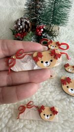 Hair Clip Ursinha com laço - Natal 2025 - Imagem 3