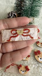 Hair Clip Laços com ursinha  - Natal 2025 - Imagem 2