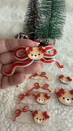 Aplique para Tiara Laço com rosto ursinha - Natal 2025