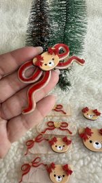 Aplique para Tiara Laço com rosto ursinha - Natal 2025 - Imagem 3